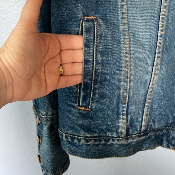 VINTAGE 90βs BILL BLASS FADED JEAN JACKET!
π at the cuffs!! Classic 90s. Med. - Picture 7 of 11